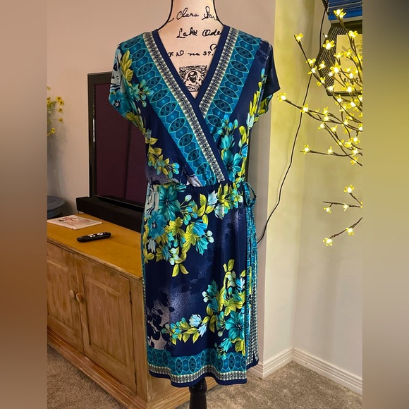 Nina Leonard Dresses & Skirts - Nina Leonard - Colorful V-neck Faux Wrap Dress - Short Sleeves